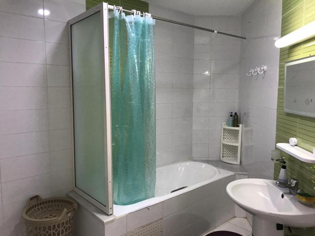 乌姆苏克Dream House的带淋浴、浴缸和盥洗盆的浴室