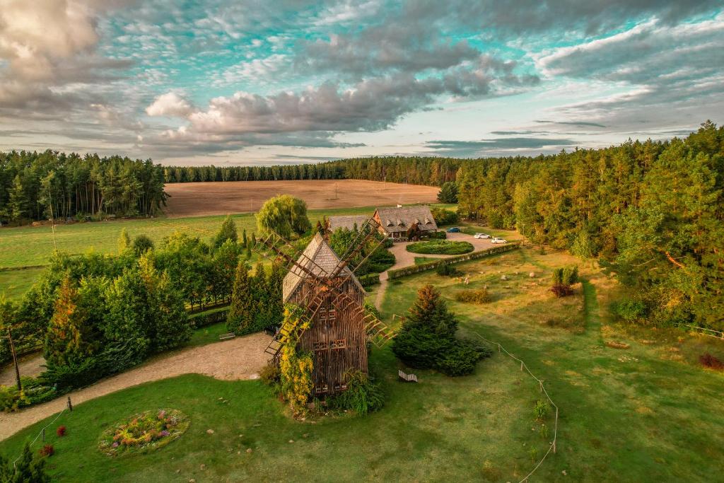 波德拉谢地区亚努夫Pensjonat Uroczysko Zaborek的田野房屋的空中景观