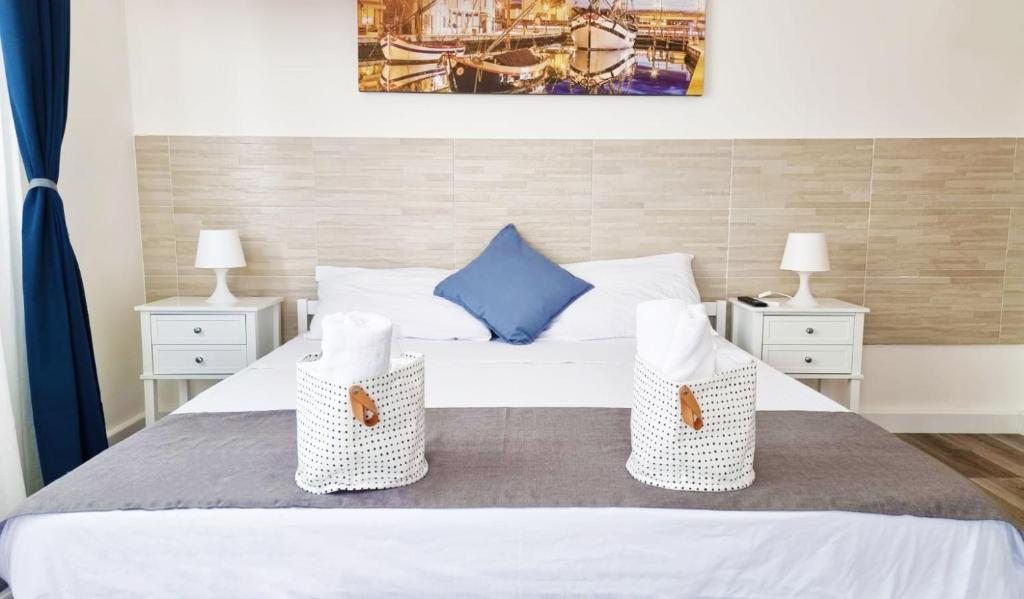 里米尼RiminiMare House的一间卧室配有白色床和2个床头柜