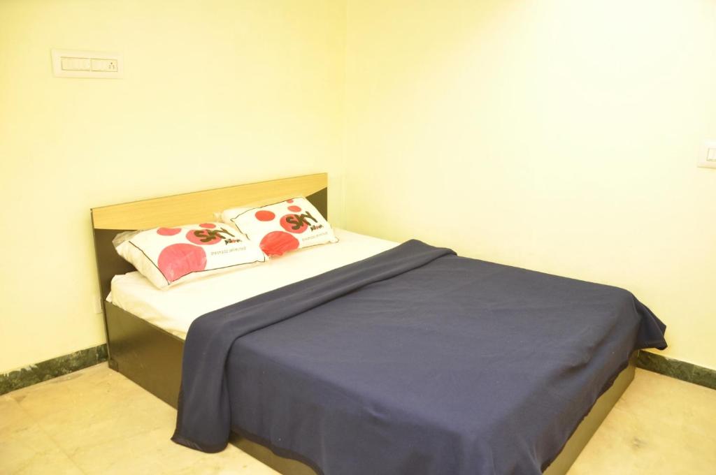 坦贾武尔Sagar homestay的小卧室配有带蓝色床单和枕头的床