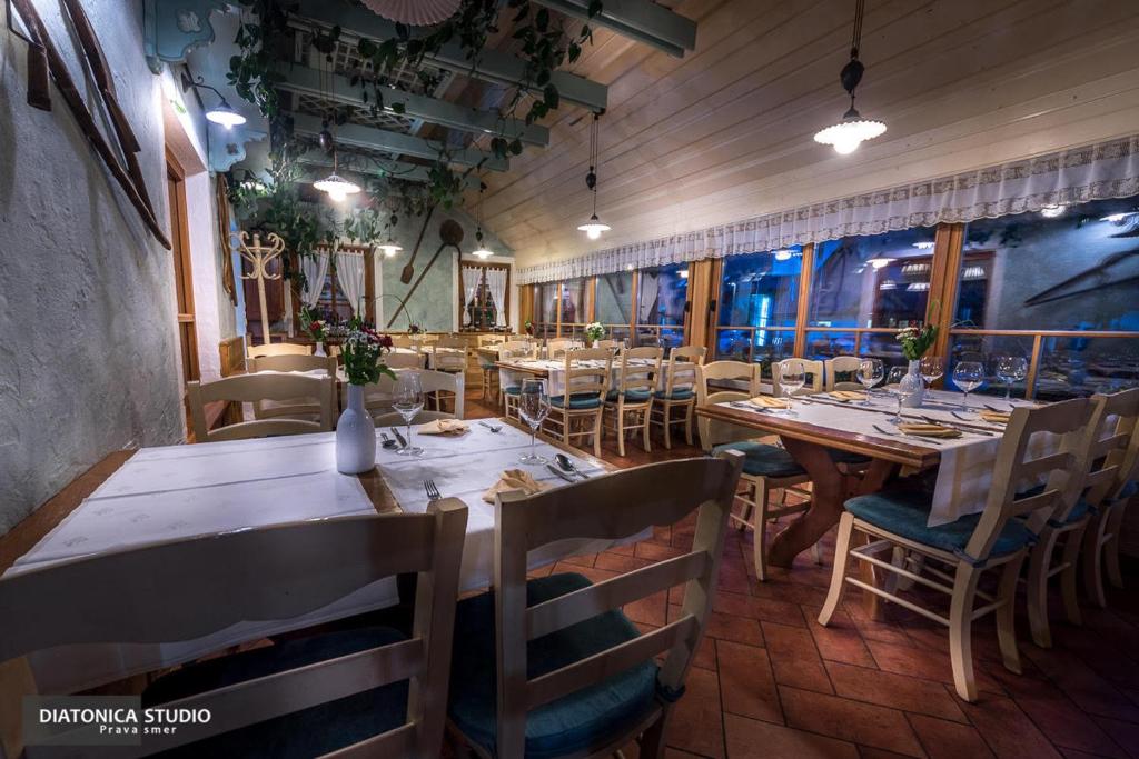 兹雷切Brunarica Macesen Smogavc的用餐室配有木桌和椅子