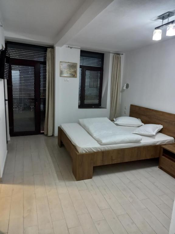 阿尔杰什河畔库尔泰亚CAZARE Centrum的一间卧室,卧室内配有一张大床