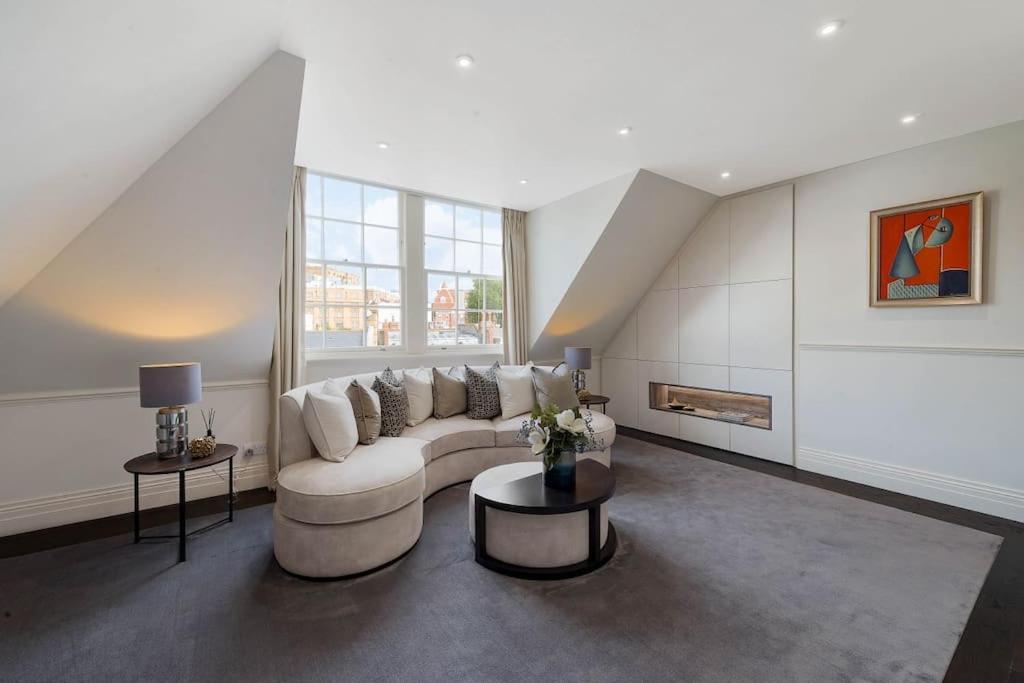 伦敦Wonderful Knightsbridge Apartment by Harrods的客厅配有沙发和桌子