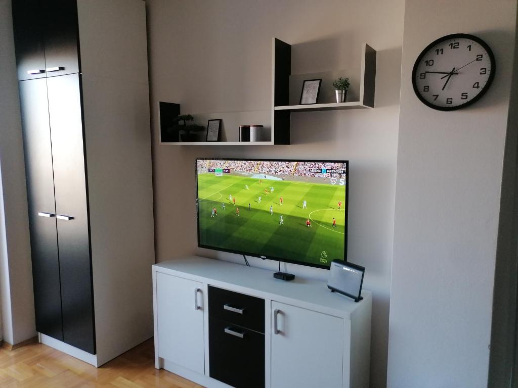 克鲁舍瓦茨Apartman Breza 3的白色橱柜上的电视,上面有足球游戏