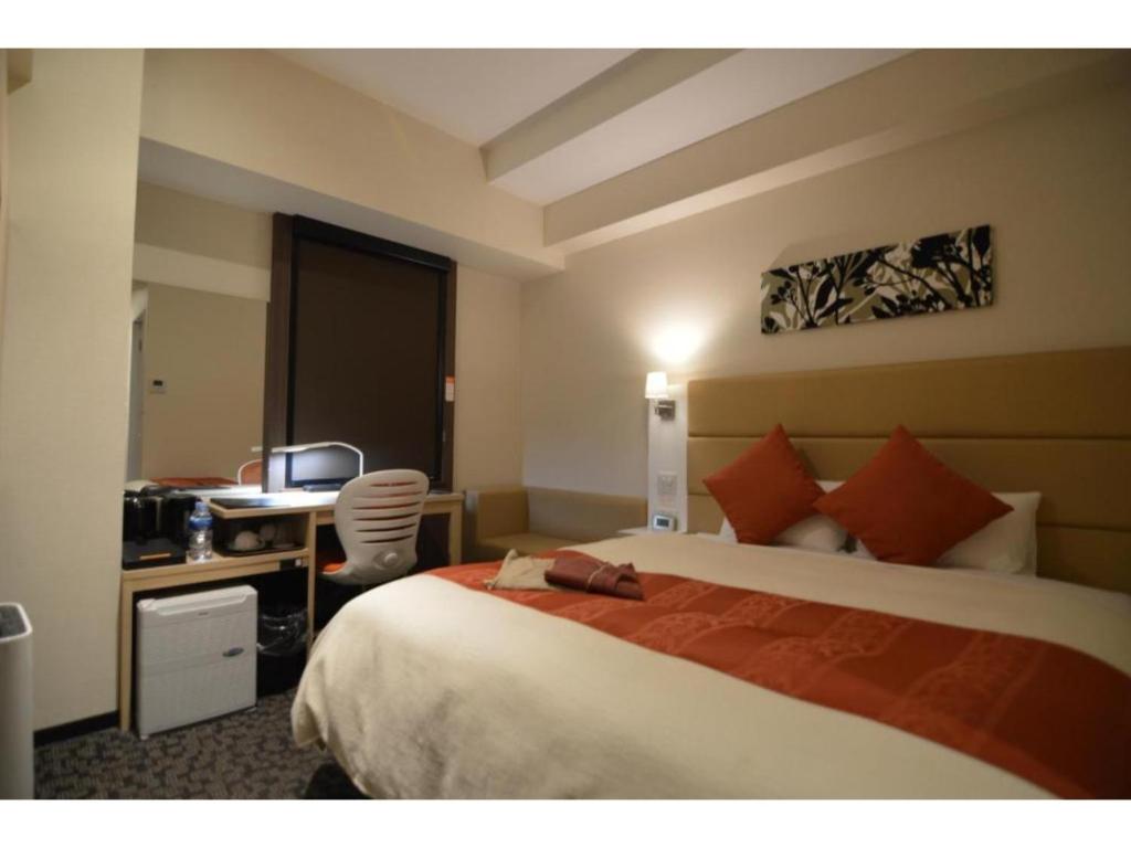 千岁QUEEN'S HOTEL CHITOSE - Vacation STAY 67737v的配有一张床和一张书桌的酒店客房