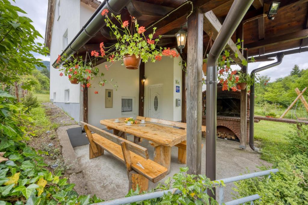 科雷尼察Holiday home Veki***的户外用餐区设有木桌和长凳