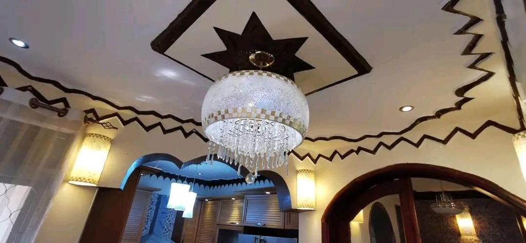 恩德培Albert Suites & Apartments Entebbe的吊灯挂在天花板上