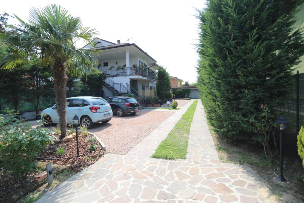 San Martino In StradaB & B L'almanacco的车道,车道停在房子前面