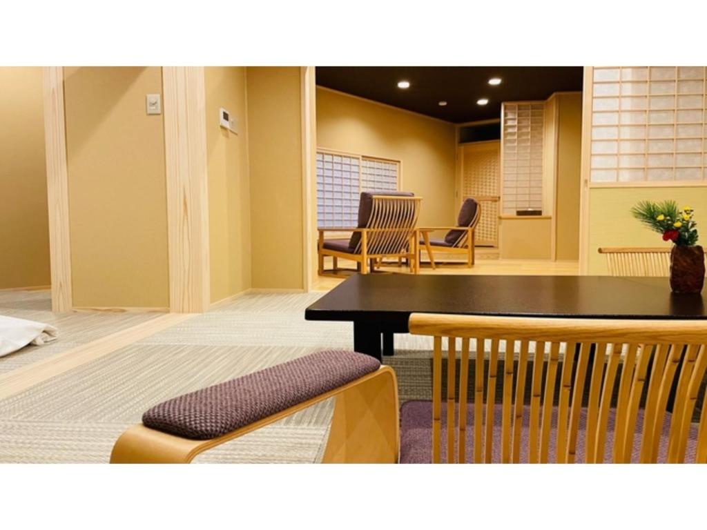 黑部市Unazuki Onsen Sanyanagitei - Vacation STAY 06406v的一间设有桌椅的等候室