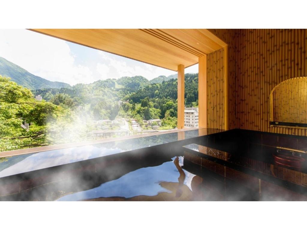 黑部市Unazuki Onsen Sanyanagitei - Vacation STAY 06440v的带游泳池的山景客房