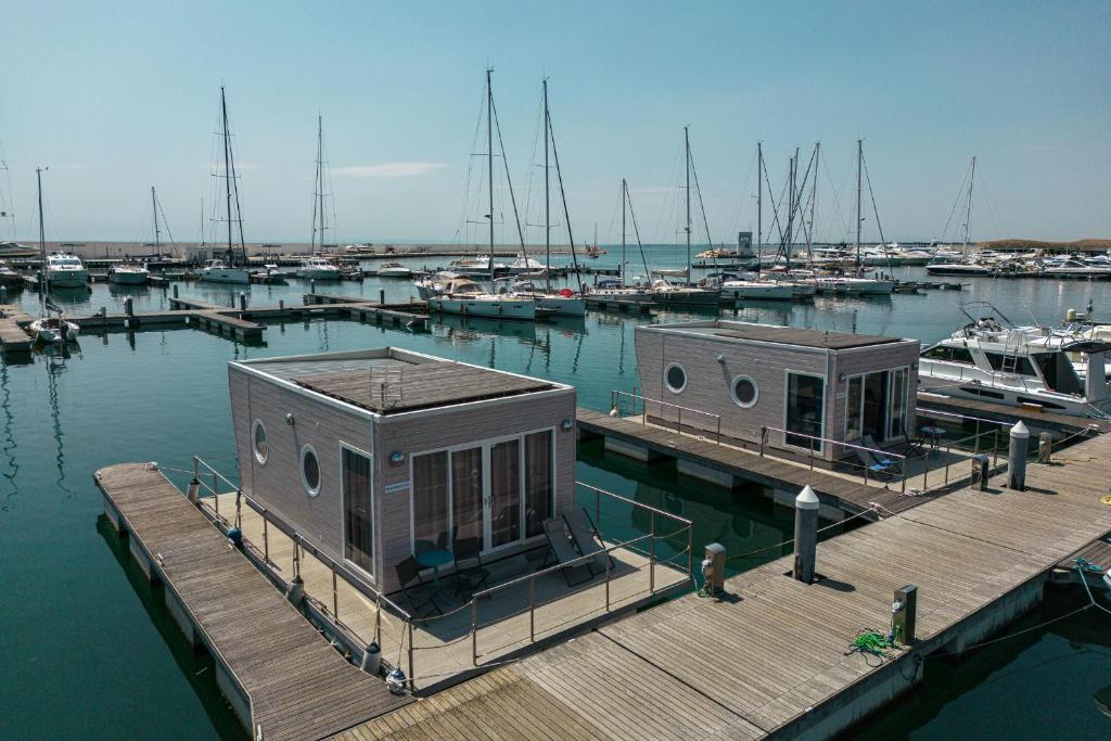 曼弗雷多尼亚Marina del Gargano Houseboat的码头上设有船只的码头