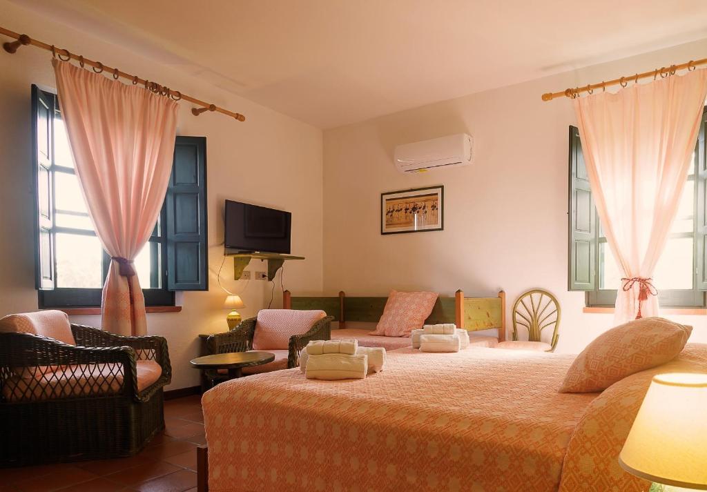 卡布拉斯Hotel Ristorante Sa Pedrera的一间卧室设有一张床和一间客厅。