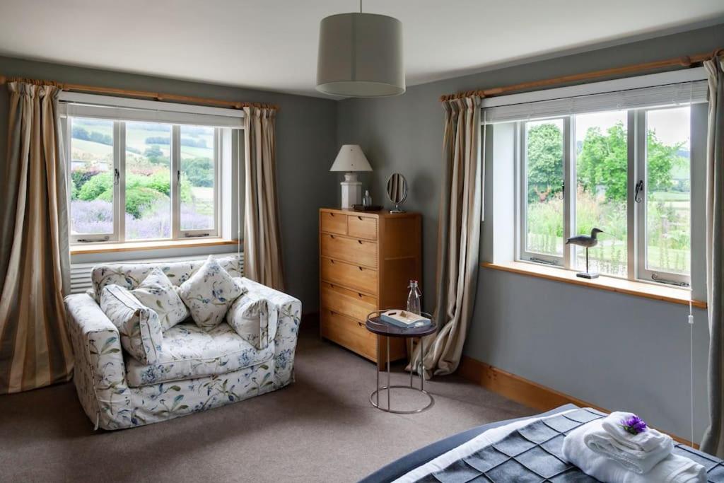 DorstoneStunning lodge in idyllic rural Herefordshire的带沙发和2扇窗户的客厅
