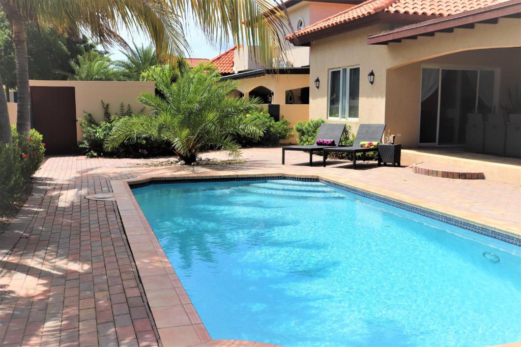 棕榈滩蛋白石别墅的一座房子后院的游泳池