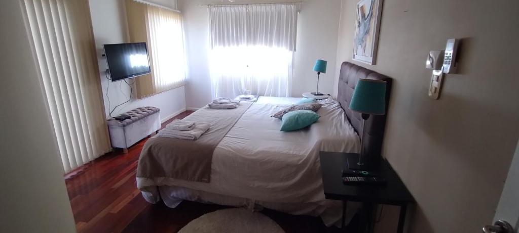 圣萨尔瓦多德朱Homestays La Reinamora的一间卧室配有一张床和一台电视