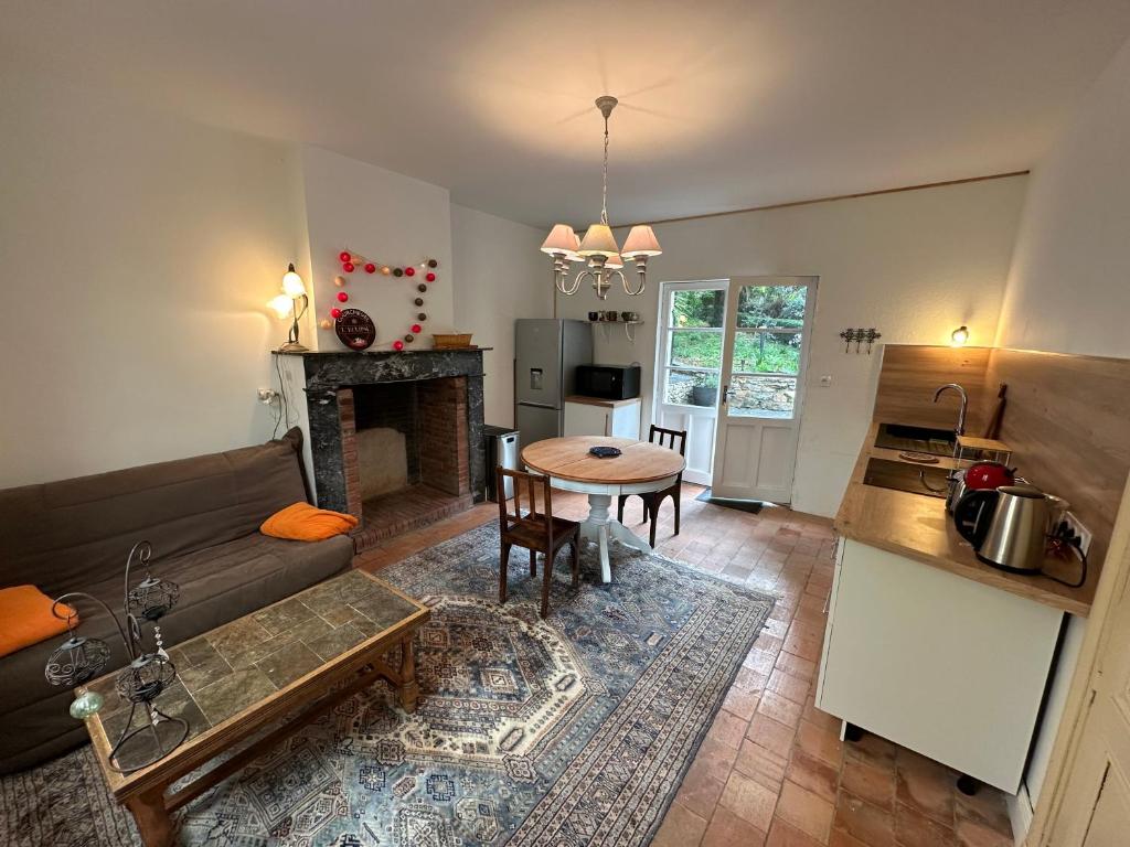 Appartement avec jardin Villeveque的客厅配有沙发和桌子