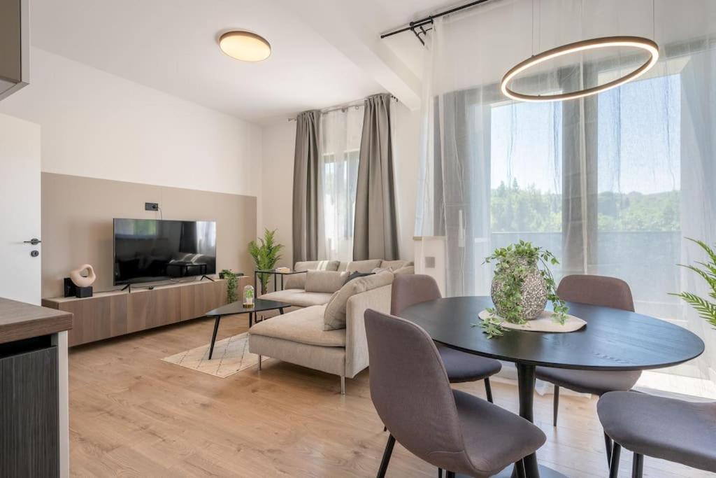 米利尼Villa 64 Apartment #2的客厅配有桌子和沙发