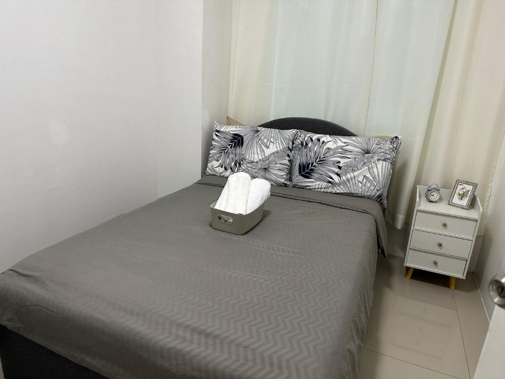 卡加盐德奥罗Uptown CDO Staycation的一间小卧室,配有床和两个枕头