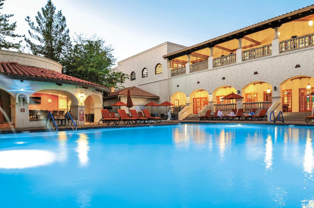 塞多纳钻石度假村集团洛斯阿布里迦多斯度假酒店及水疗中心的大楼前的大型游泳池