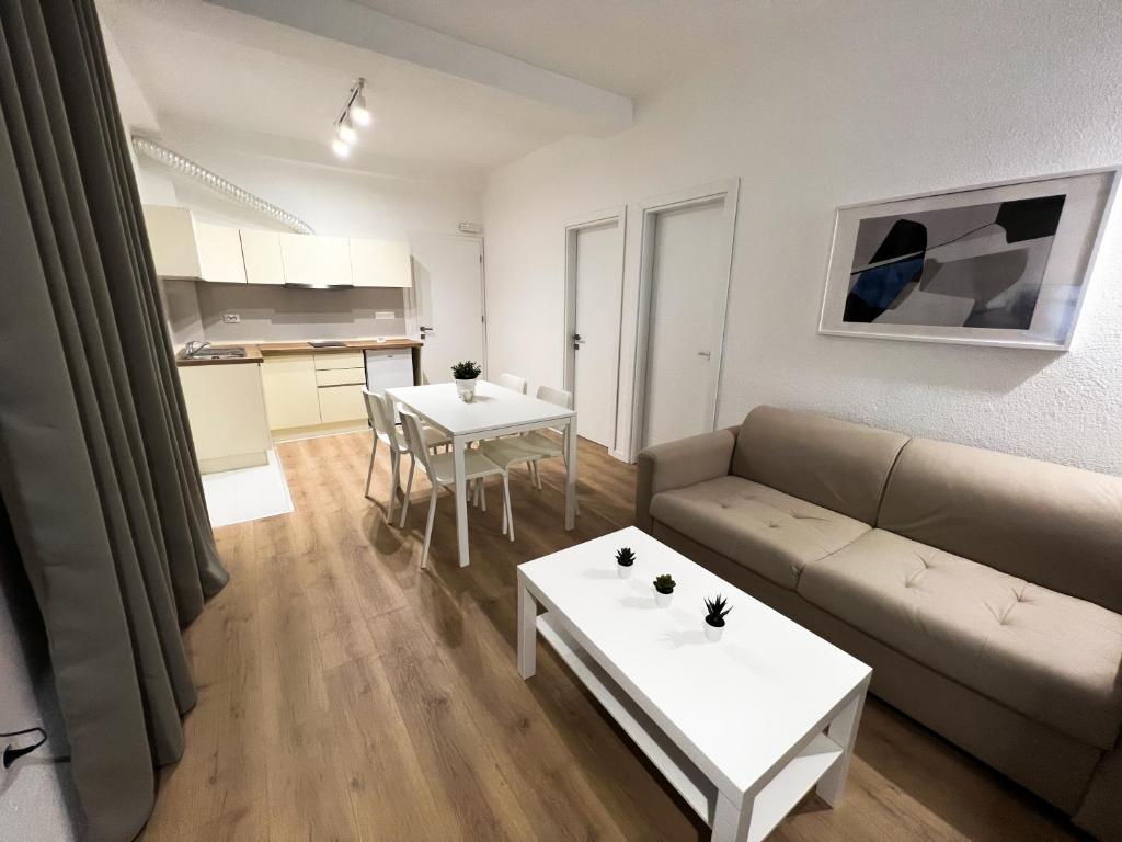 盖夫盖利亚Lumi Apartments的客厅配有沙发和桌子