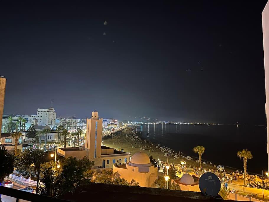 米迪克Mdi’q frente al mar的夜晚可欣赏城市和大海的景色