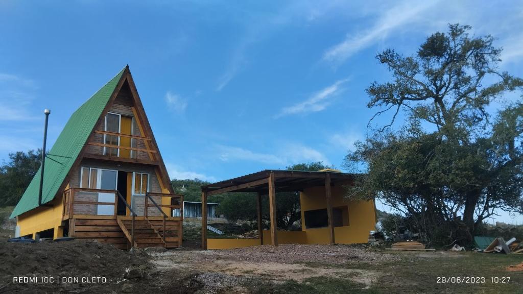 AiguáDon Cleto的绿色屋顶的小房子