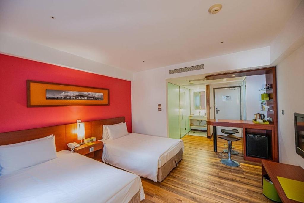 淡水淡水涞沪文旅酒店的酒店客房配有两张床和一张书桌