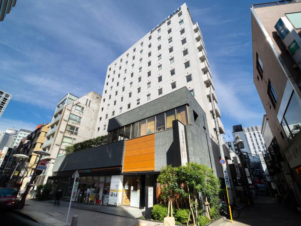 东京Super Hotel Premier Akasaka的城市街道上的建筑物