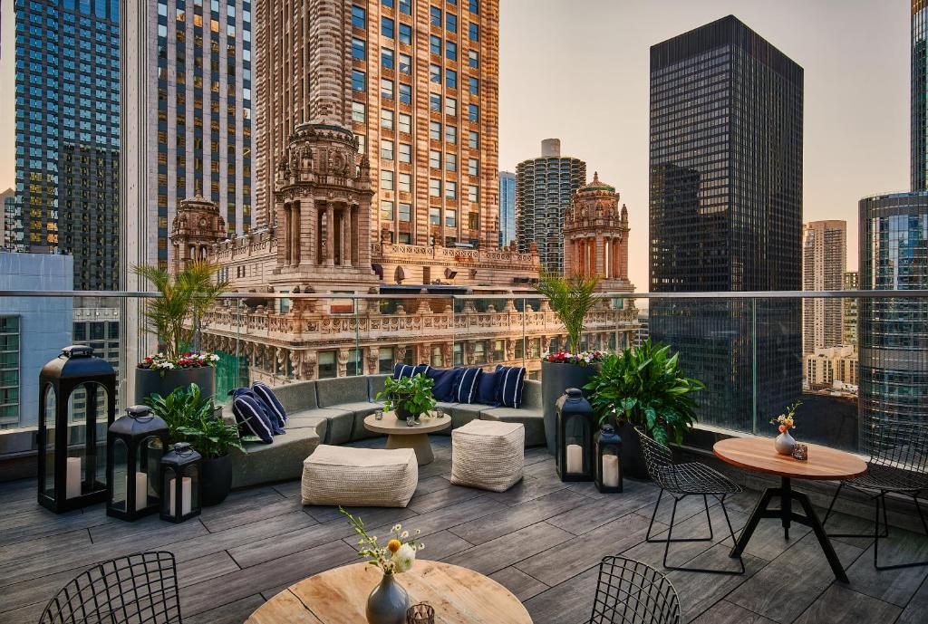 芝加哥芝加哥维京酒店的一个带桌椅的屋顶露台,享有城市天际线