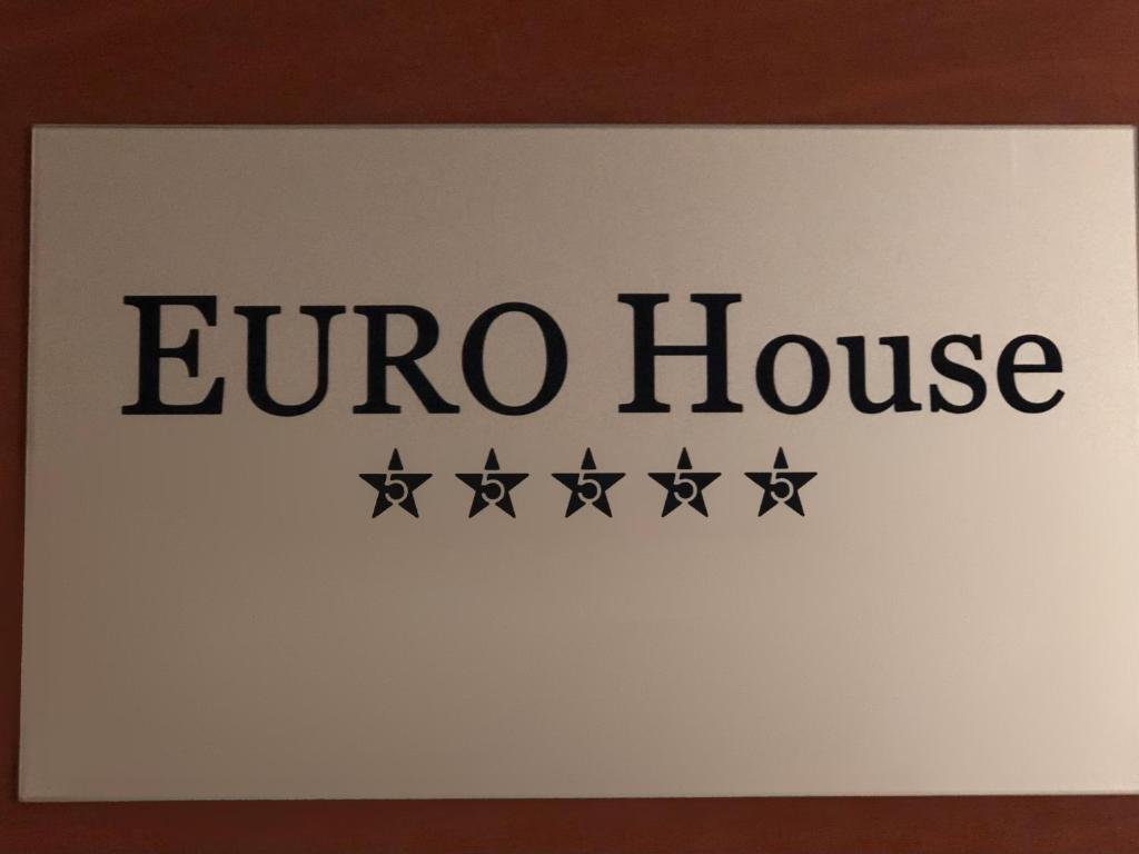 摩德纳Euro House的上面有欧元房的标志