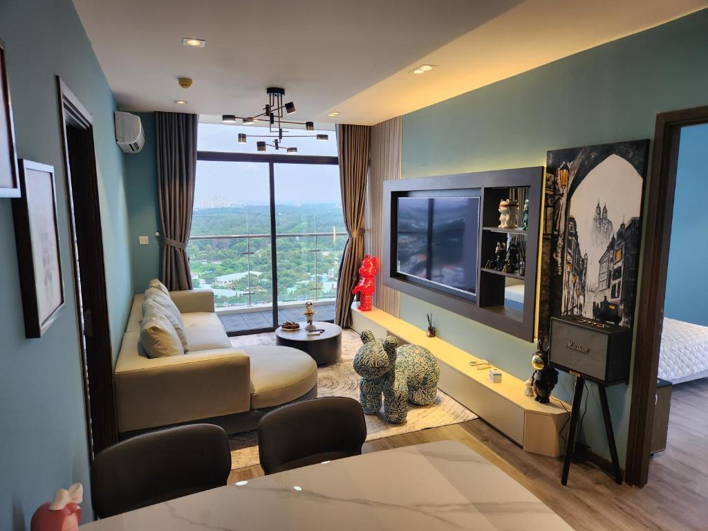 头顿BEARBRICK homestay near beach, CSJ Tower Apartment Vung Tau的带沙发和电视的客厅