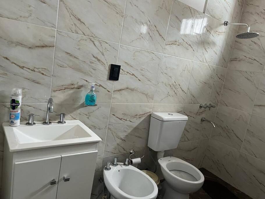 图努扬Casa full equipada (villa seca)的浴室配有白色卫生间和盥洗盆。