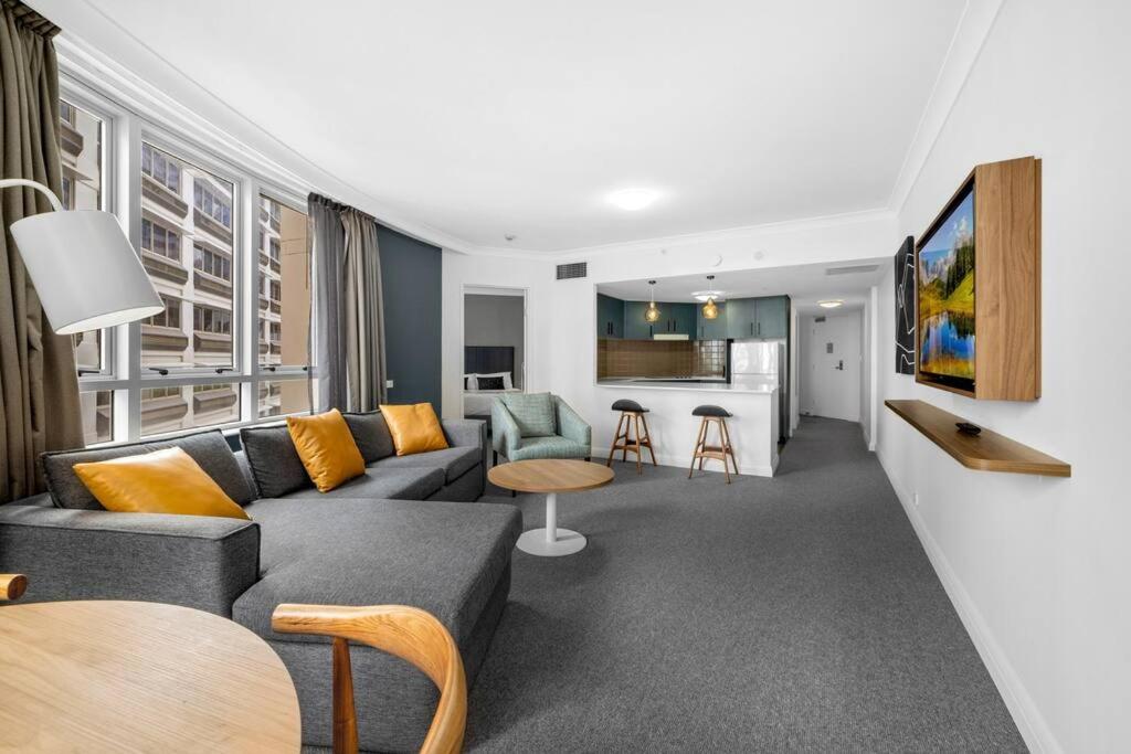 悉尼Chatswood Hub Self- Catering 815的带沙发的客厅和厨房