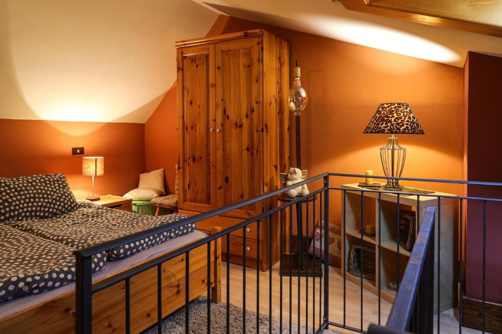 塞斯托拉Il Nido的带楼梯的房间,配有一张床和一盏灯