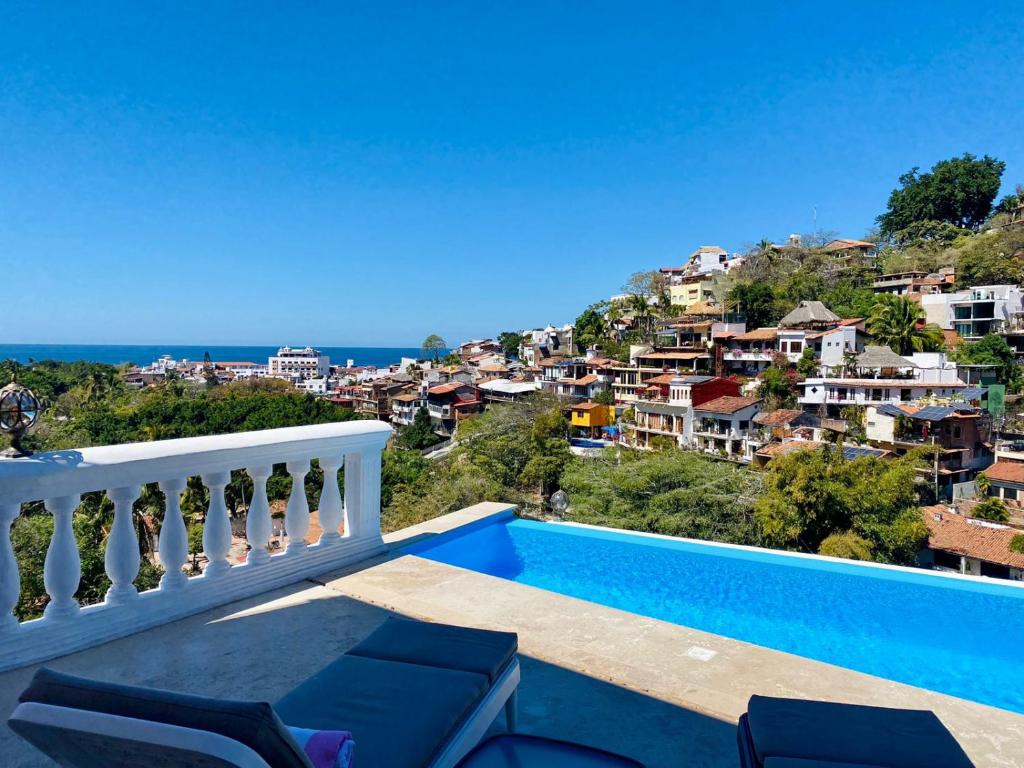巴亚尔塔港里维拉德尔里奥精品酒店的阳台享有泳池景