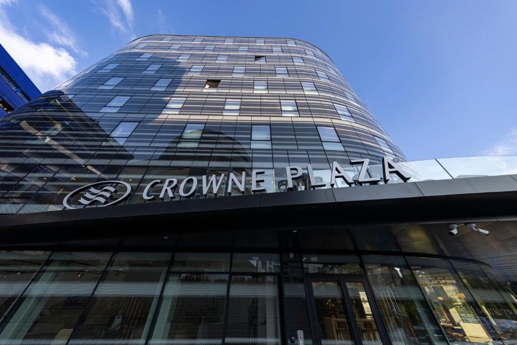 马赛Crowne Plaza - Marseille Le Dôme的建筑的侧面有标志