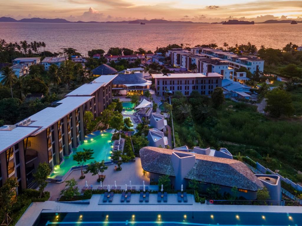 功孟海滩VARANA Hotel Krabi的享有度假胜地的空中景致,以海洋为背景