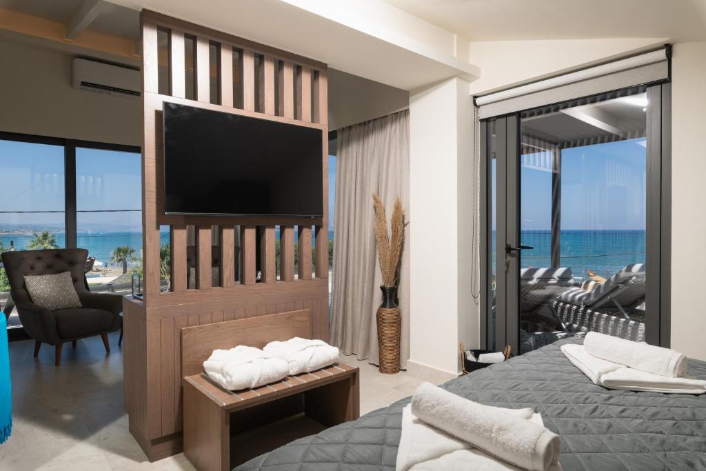 埃亚玛琳娜奈奇多Elia Agia Marina Resort的一间卧室设有平面电视和一张床。