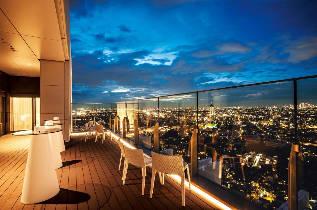 东京东急二子玉川卓越大酒店的阳台,晚上可欣赏到城市景观