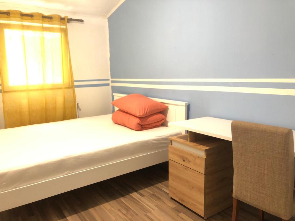 斯雷姆斯基卡尔洛夫奇Home No158a Cozy hostel on the Danube的一间小卧室,配有白色的床和窗户