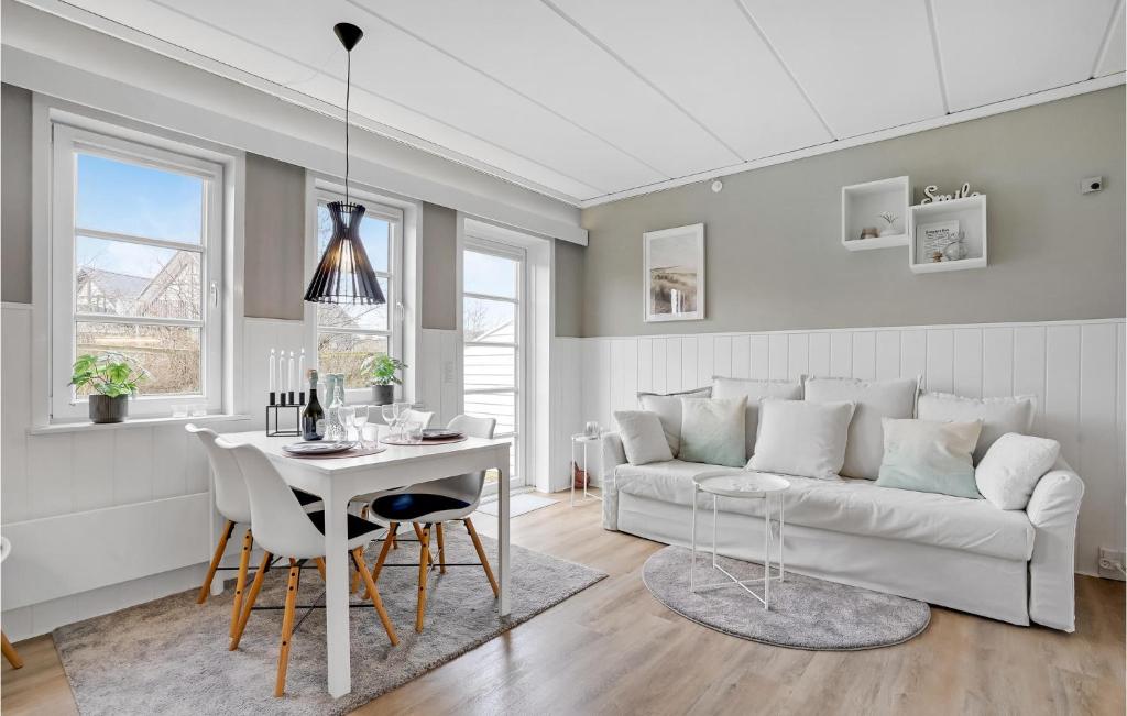 森讷比Lejlighed 25的客厅配有白色的沙发和桌子
