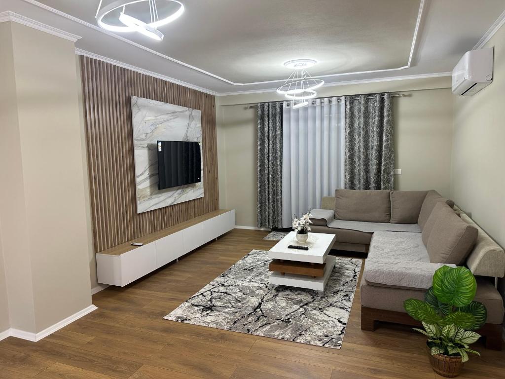 波格拉德茨Ledio’s Luxury Apartment的客厅配有沙发和桌子