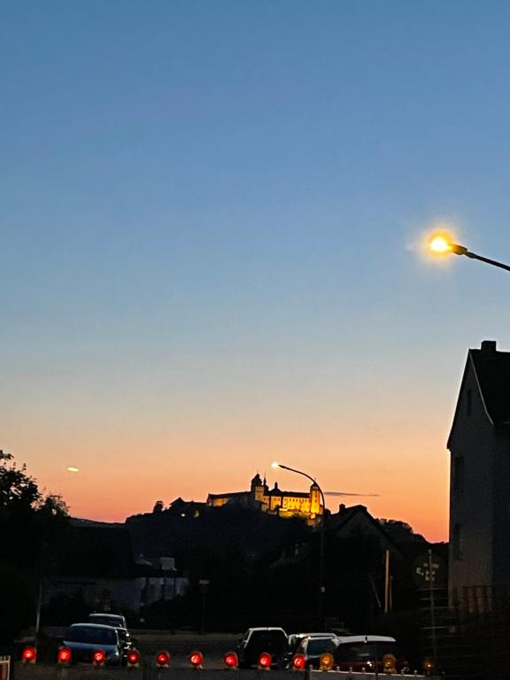 维尔茨堡Peaceful holiday的街道灯的城市街道上,汽车的日落