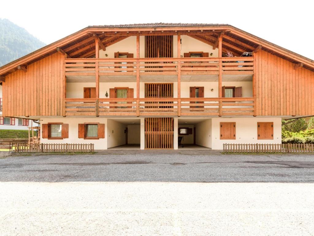 博萨迪法萨Spacious Chalet with Garden near Ski Area in Tyrol的带阳台的大型木质建筑