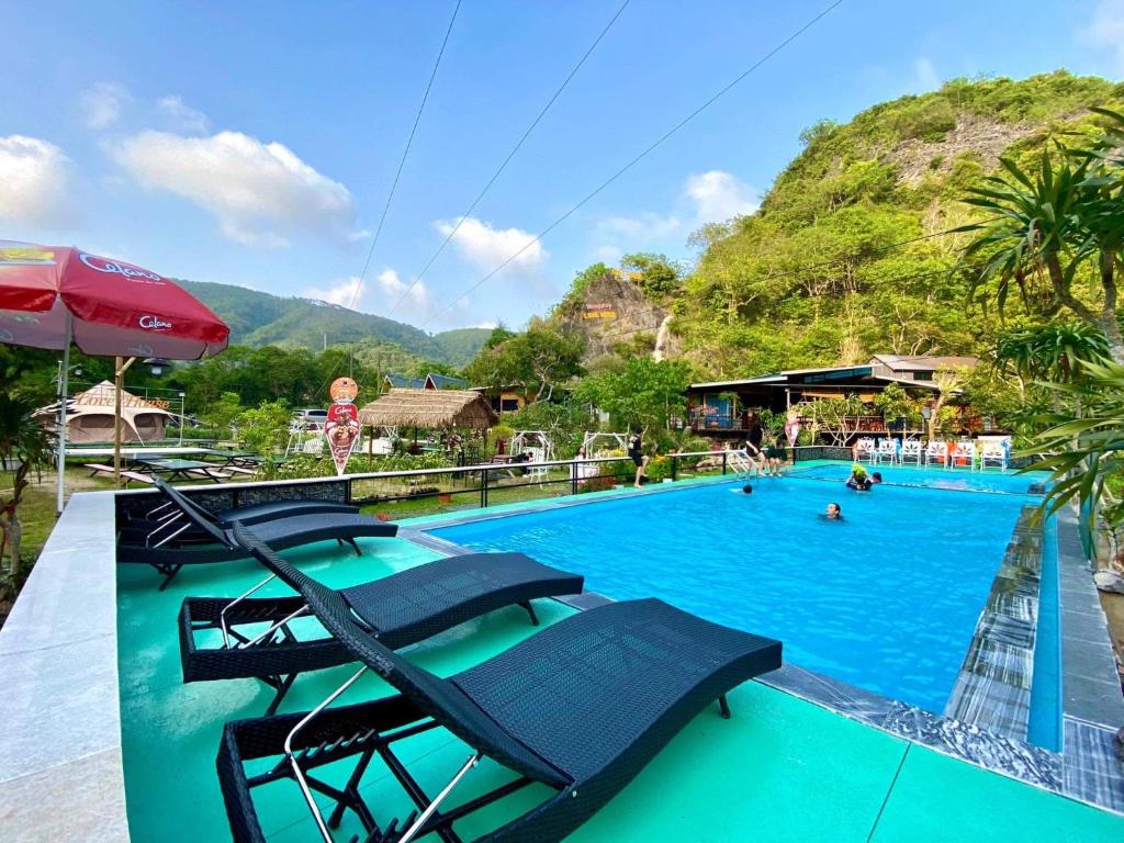 吉婆岛Cat Ba Love House的度假村的游泳池,人们在里面游泳