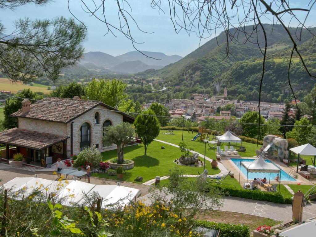 阿夸拉尼亚Large holiday home in Cagli with pool的一座带花园和游泳池的别墅