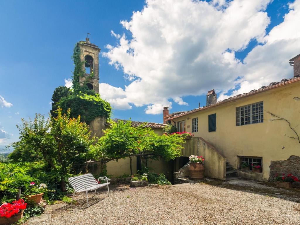 卡尔米尼亚诺Cosy Farmhouse in Bacchereto with Swimming Pool的一座带钟楼的房子