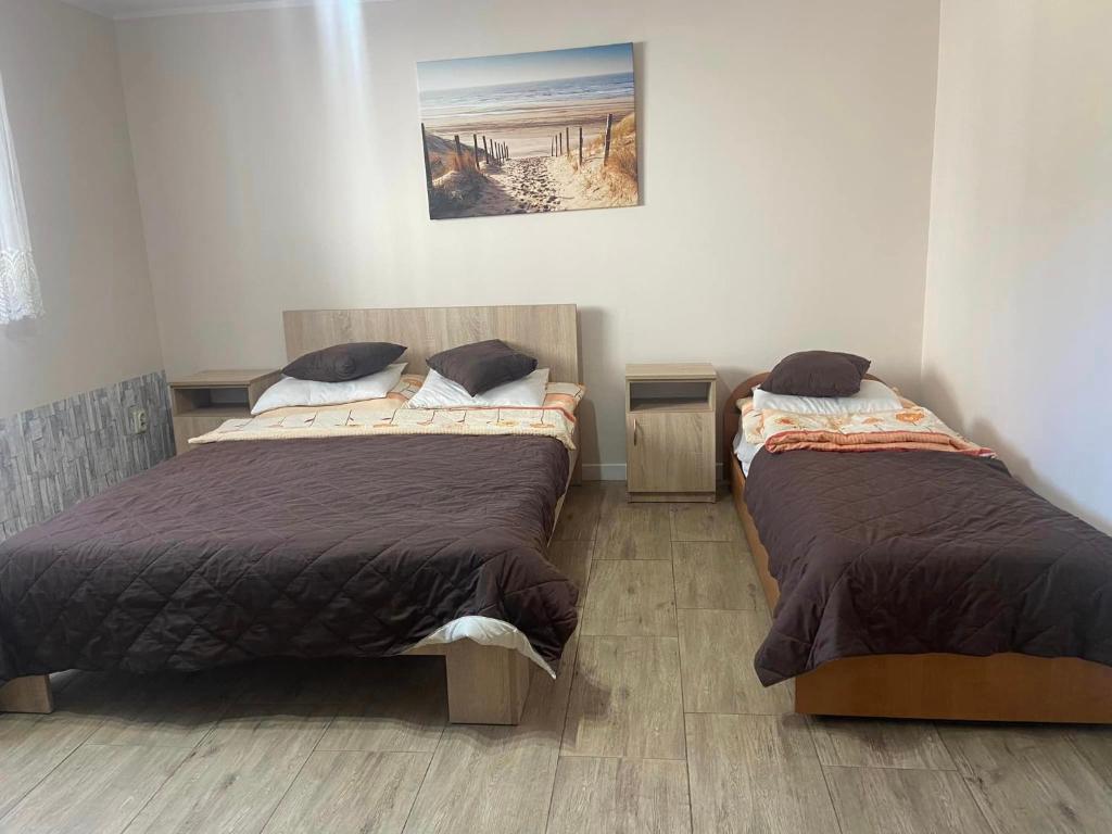 弗瓦迪斯瓦沃沃Willa Perła Morza的卧室内两张并排的床