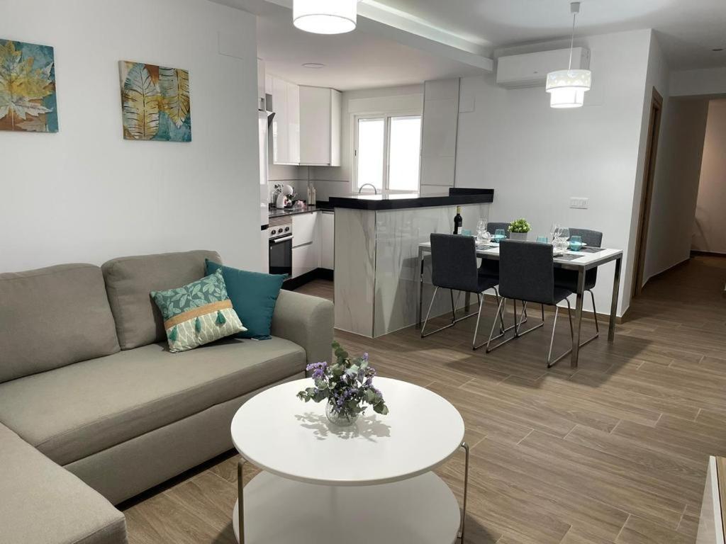 鲁特Apartamento del Agua的客厅配有沙发和桌子