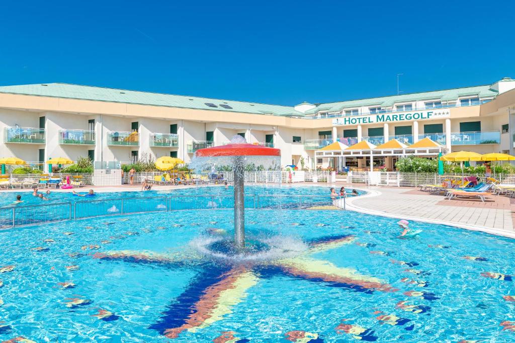 卡奥莱玛尔高尔夫酒店的水中喷泉的酒店游泳池